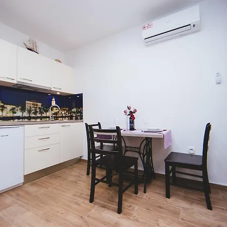 Felix Apartment Split